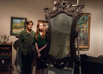 Oculus (2013): A Haunted Mirror or a Sick Psyche