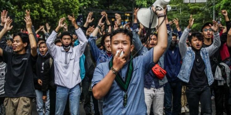 Indonesian Police Detains Protesters on Second Day of Protests Over New Jobs Bill