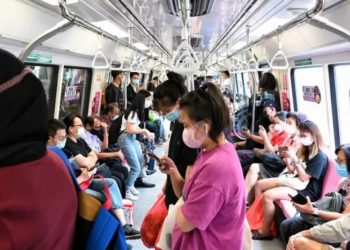 People are reading fewer paper books, e-books growing in popularity, NLB says