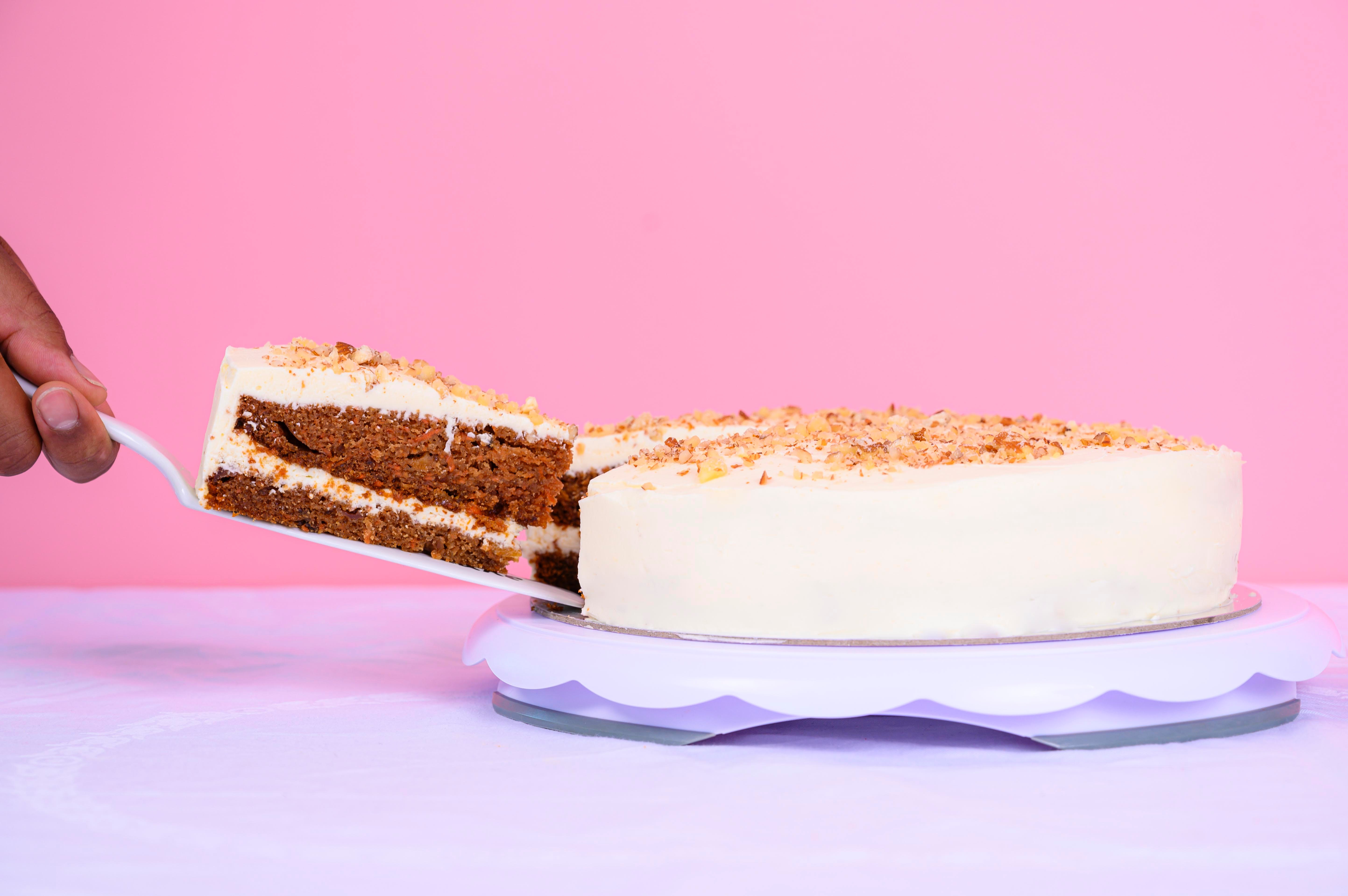 White icing-coated cake